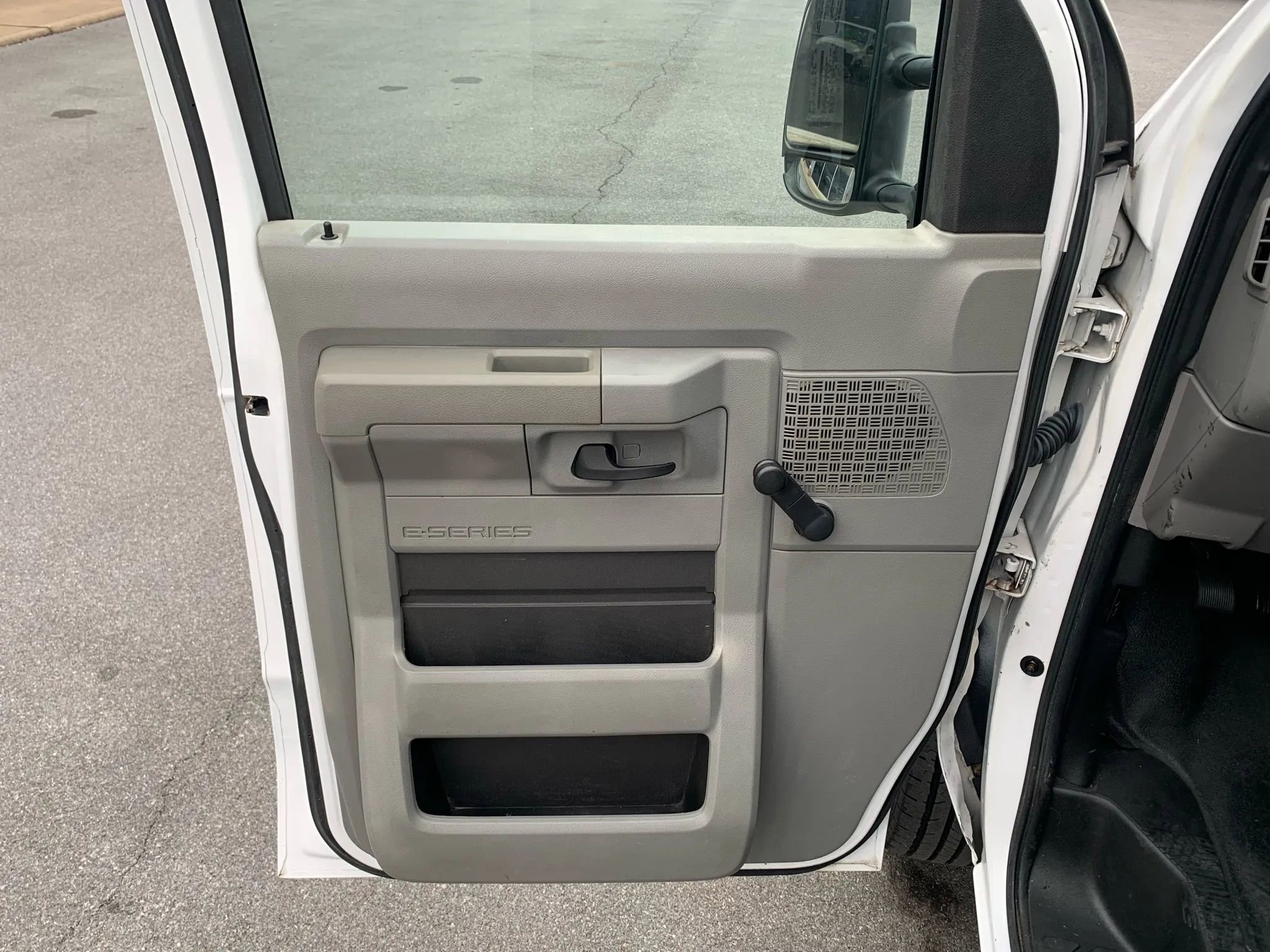 Used 2014 Ford E-350 and Econoline 350 Extended Super Duty w/ Insulation Package image 8