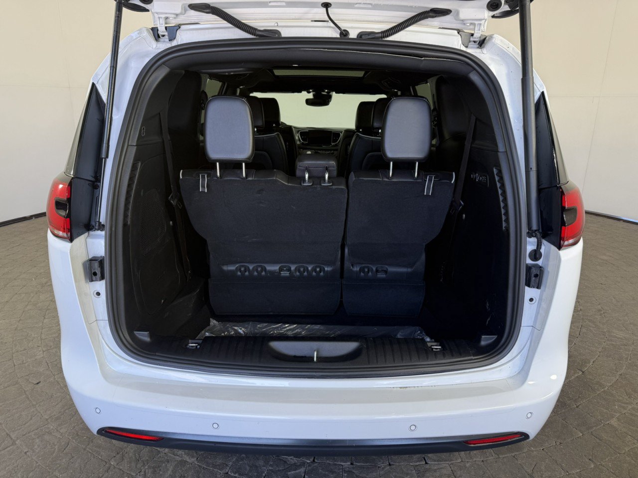Used 2024 Chrysler Pacifica Limited w/ Uconnect Theater Family Group AWD/4WD image 7
