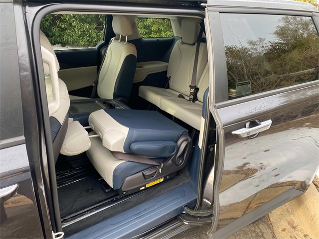 Used 2025 Kia Carnival EX image 11