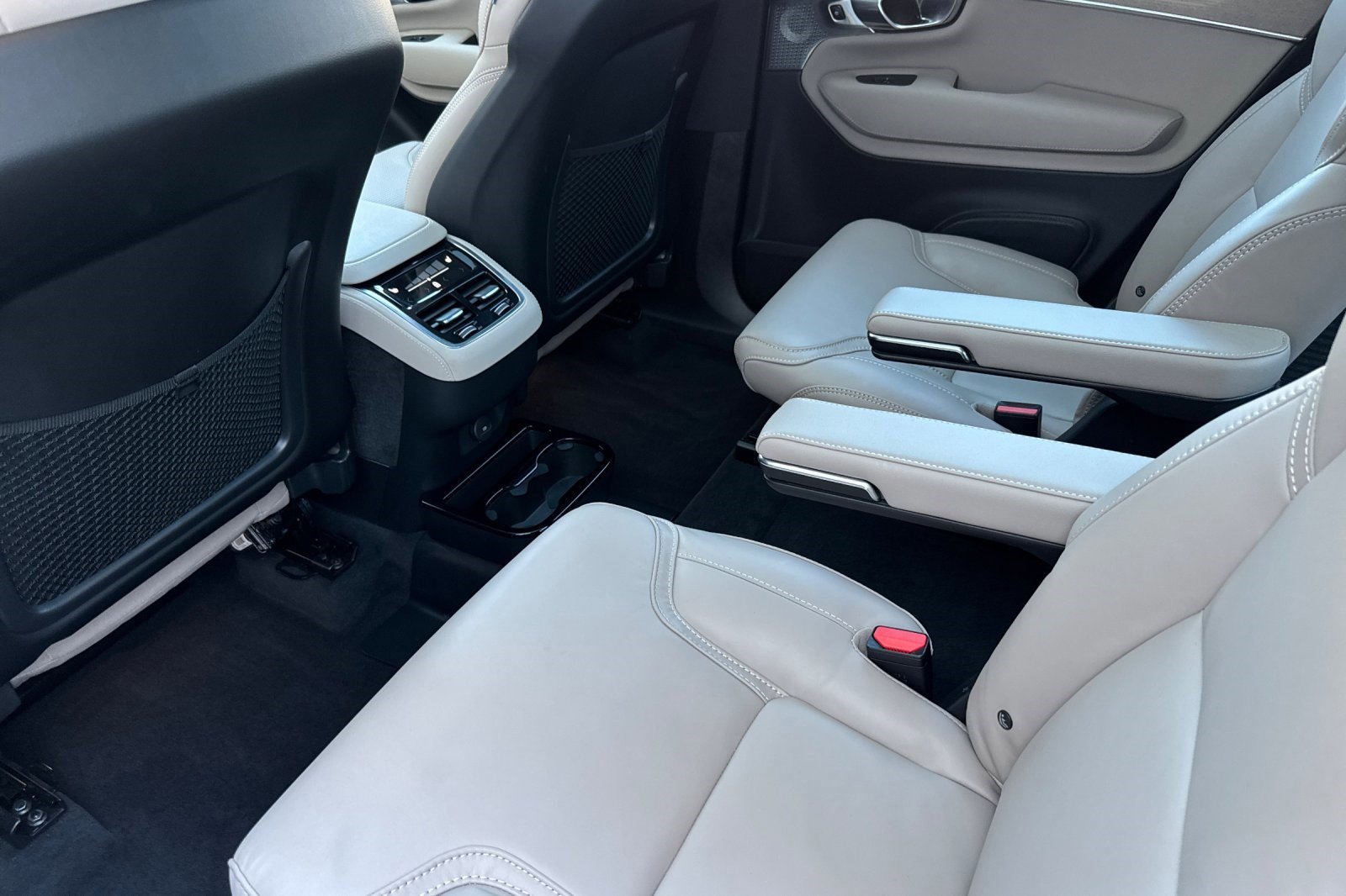 Used 2025 Volvo XC90 B6 Ultra w/ Protection Package Premier image 29