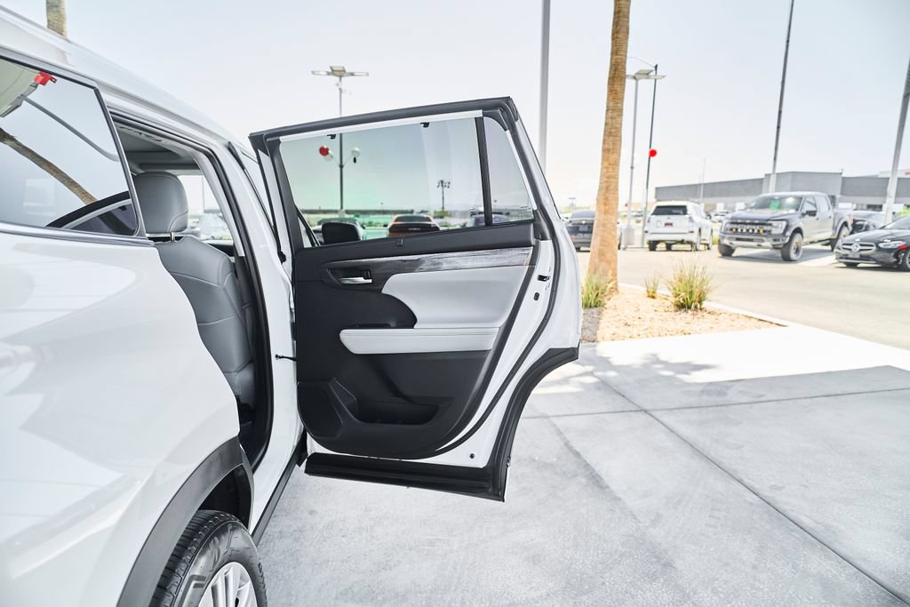 Used 2022 Toyota Highlander Platinum FWD image 13