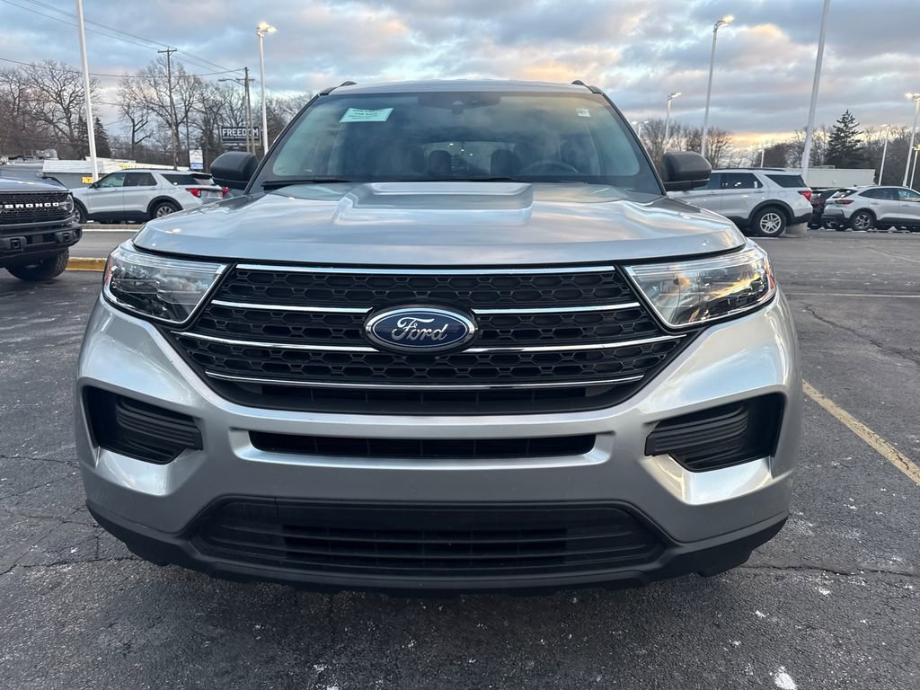 Used 2023 Ford Explorer XLT image 3