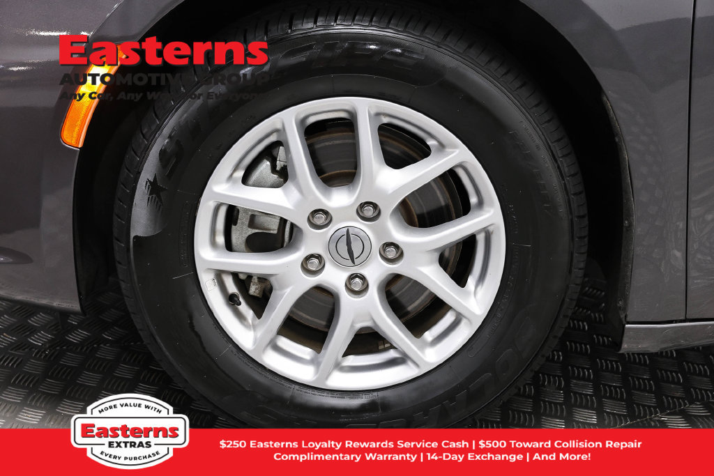 Used 2023 Chrysler Pacifica Touring-L FWD image 34