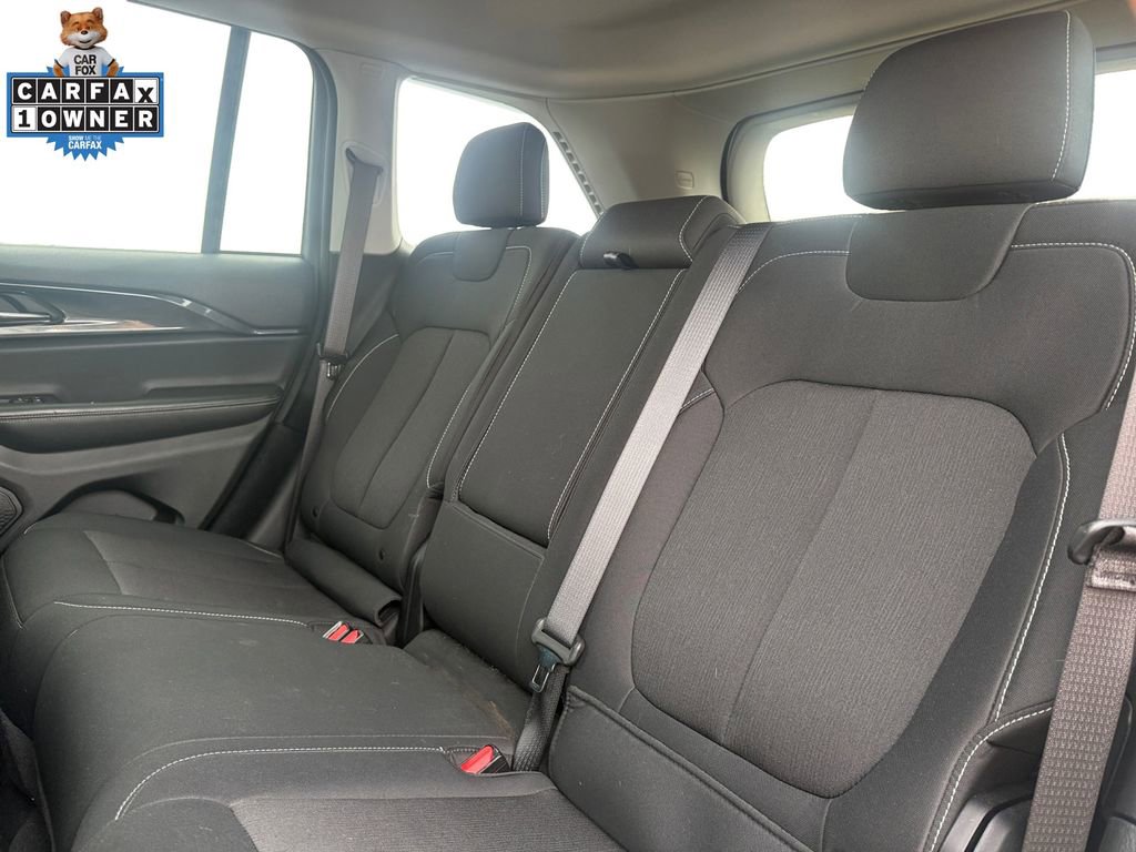 Used 2023 Jeep Grand Cherokee Laredo AWD/4WD image 14