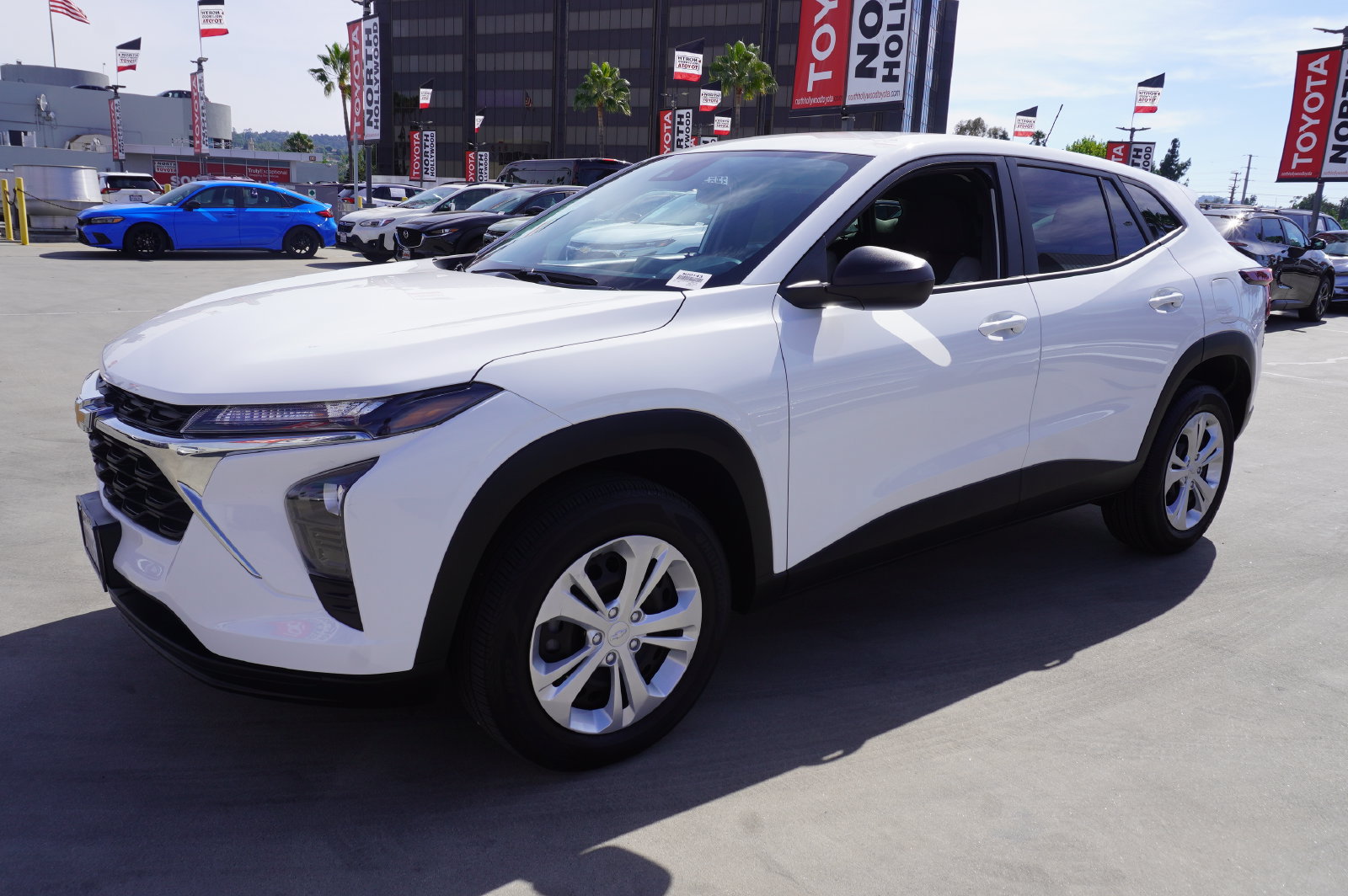 Used 2025 Chevrolet Trax LS FWD image 4