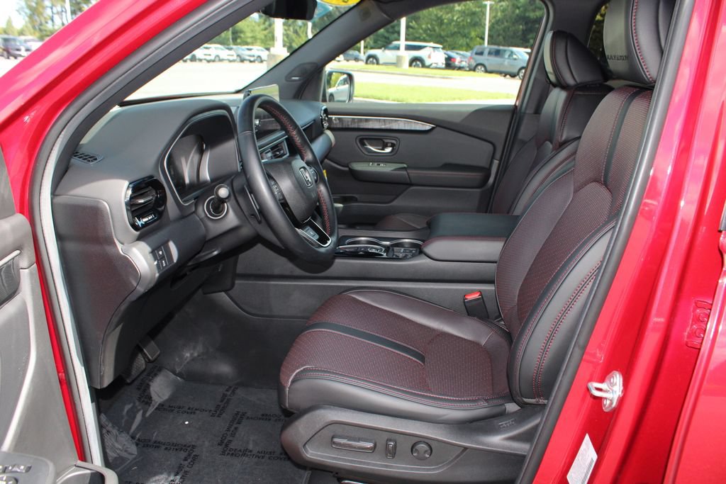 Certified 2025 Honda Pilot Black Edition image 11