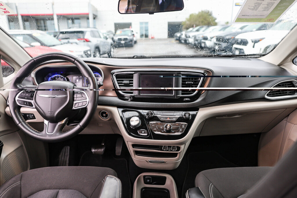Used 2022 Chrysler Voyager LX FWD image 2