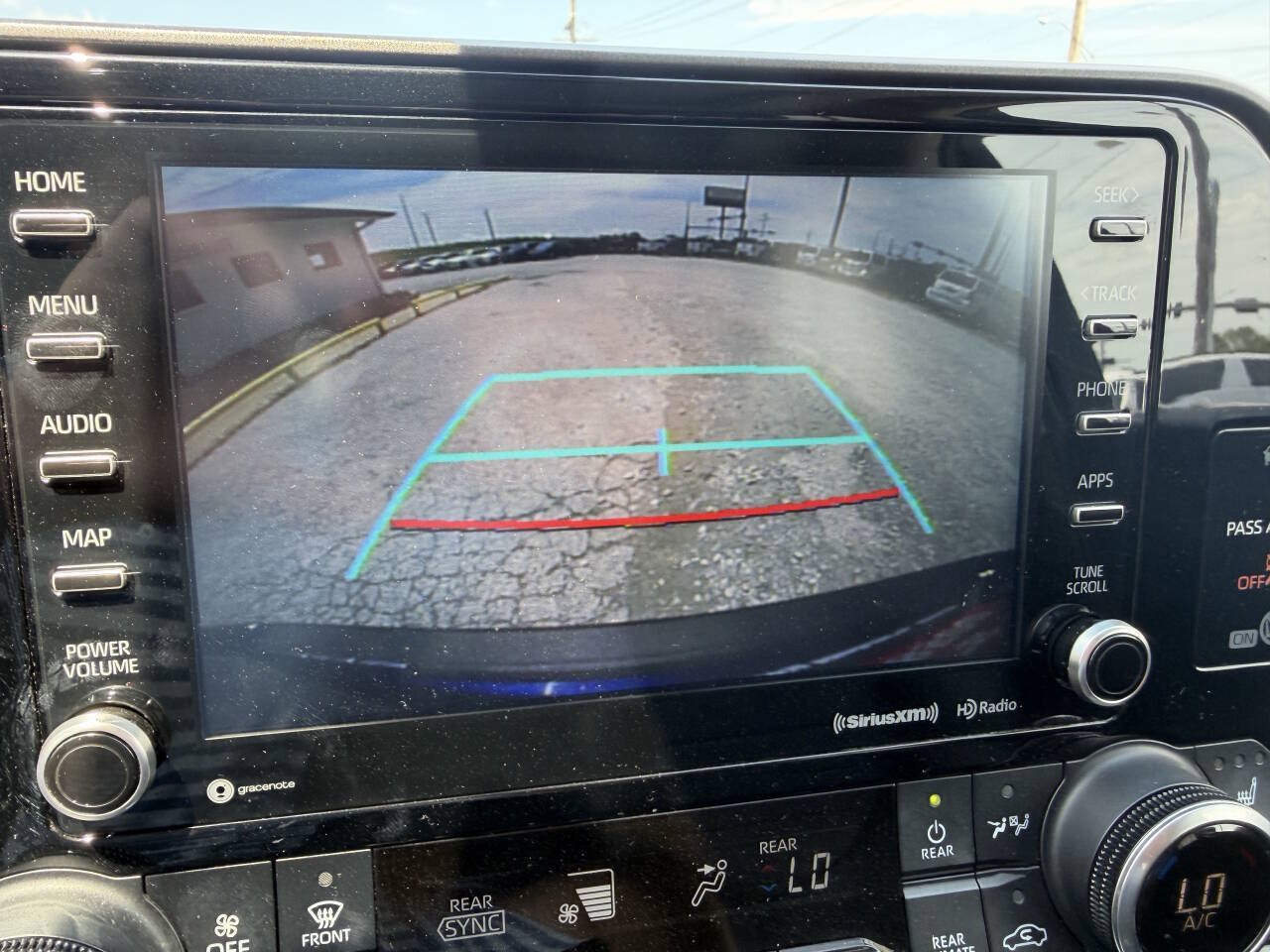 Used 2021 Toyota Highlander XLE AWD/4WD image 24