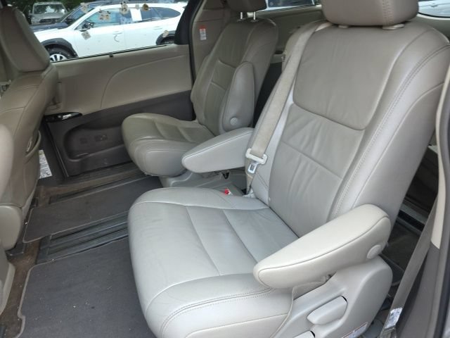 Used 2018 Toyota Sienna XLE w/ XLE Navigation Package FWD image 8