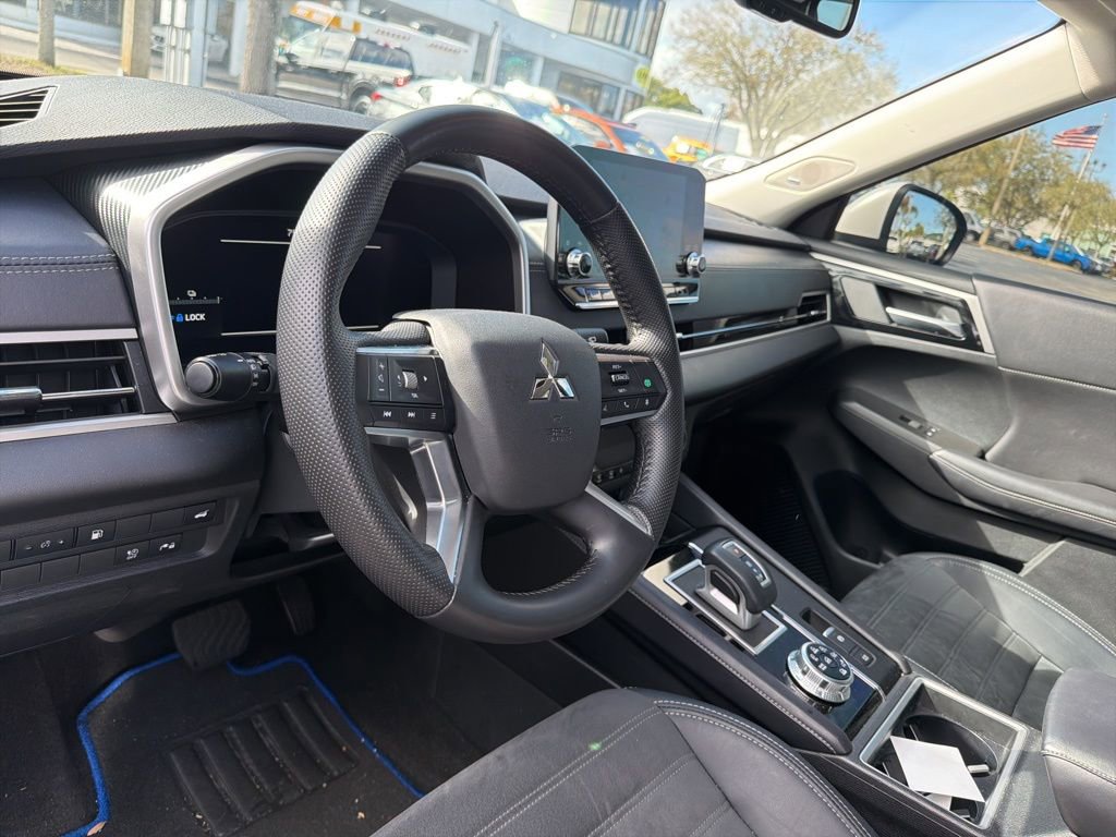 Used 2025 Mitsubishi Outlander 4WD Plug-In Hybrid image 9