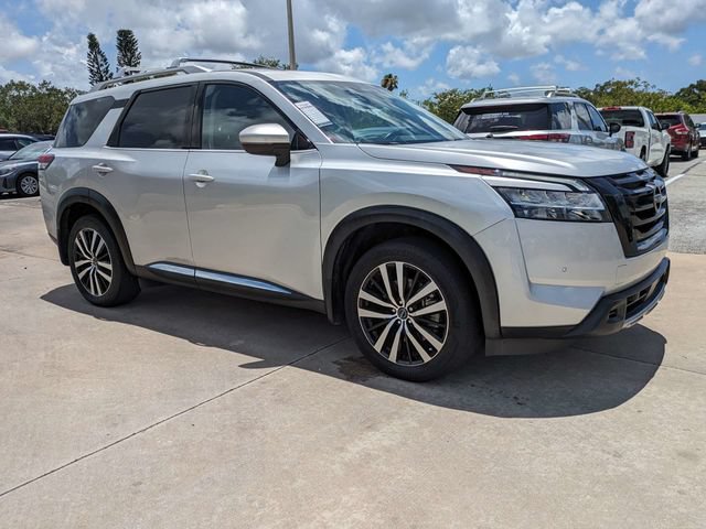 Used 2023 Nissan Pathfinder Platinum w/ Black Appearance Package AWD/4WD image 2