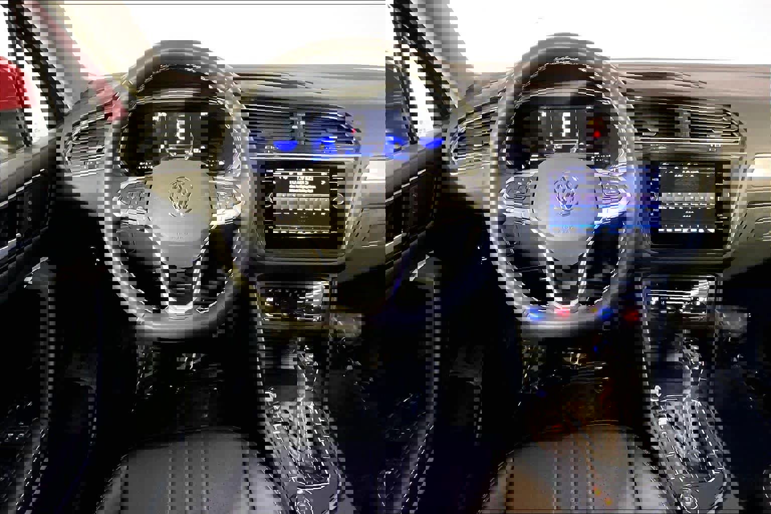 Used 2022 Volkswagen Tiguan SE w/ Panoramic Sunroof Package AWD/4WD image 6