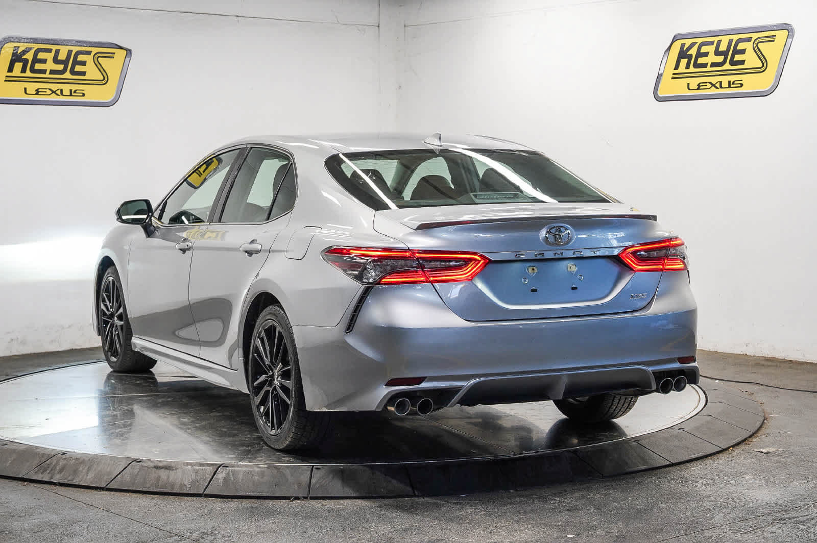 Used 2024 Toyota Camry XSE FWD image 2