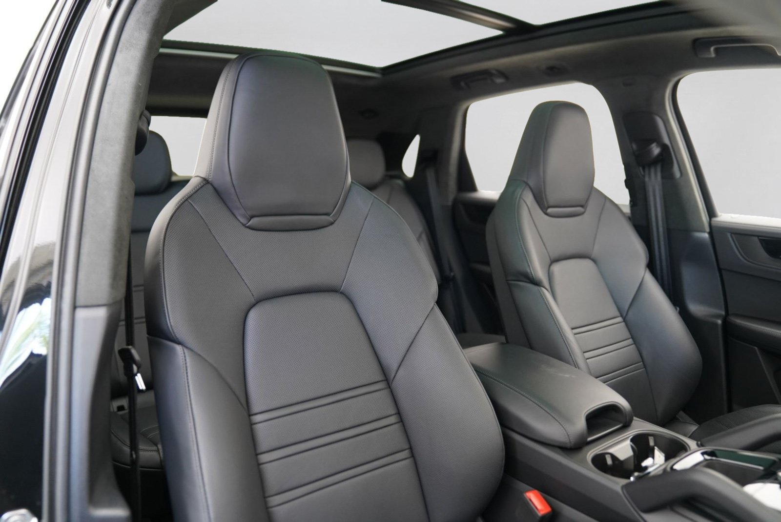 Used 2025 Porsche Cayenne GTS AWD/4WD image 42