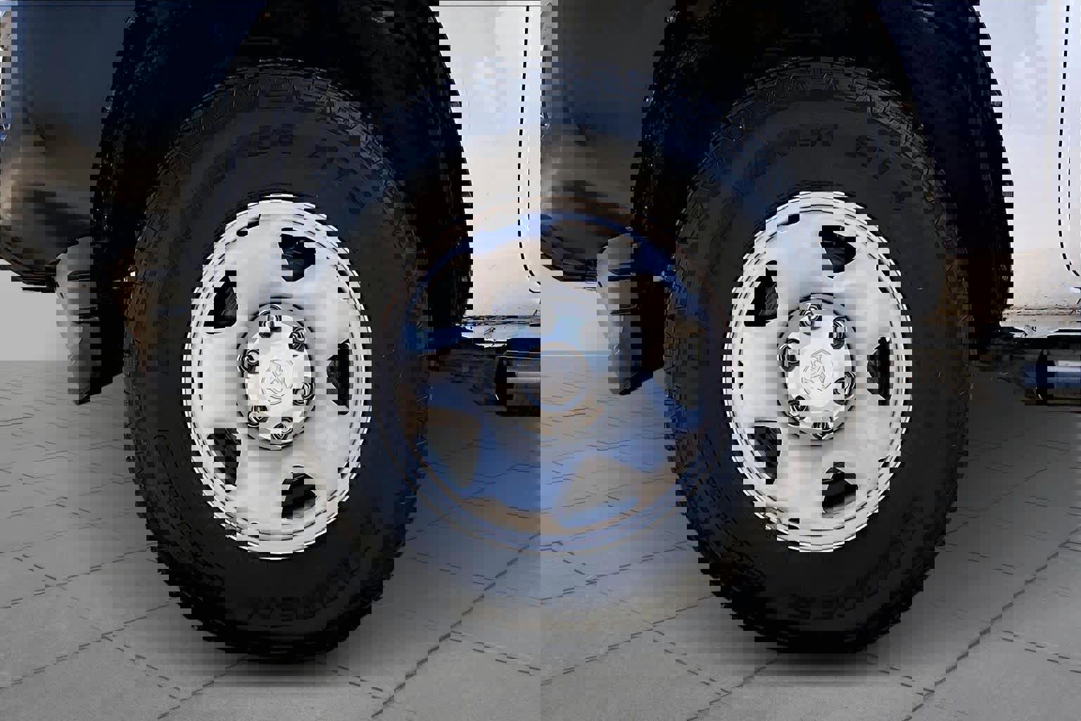 Used 2018 Toyota Tacoma SR image 10