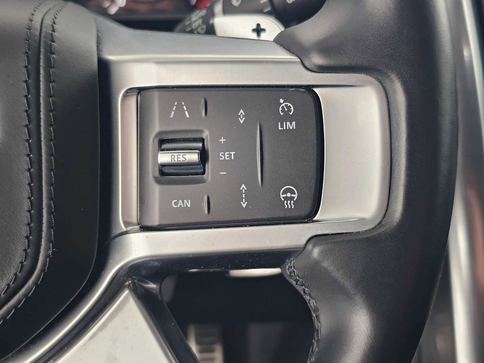 Used 2023 Land Rover Discovery Metropolitan Edition image 28