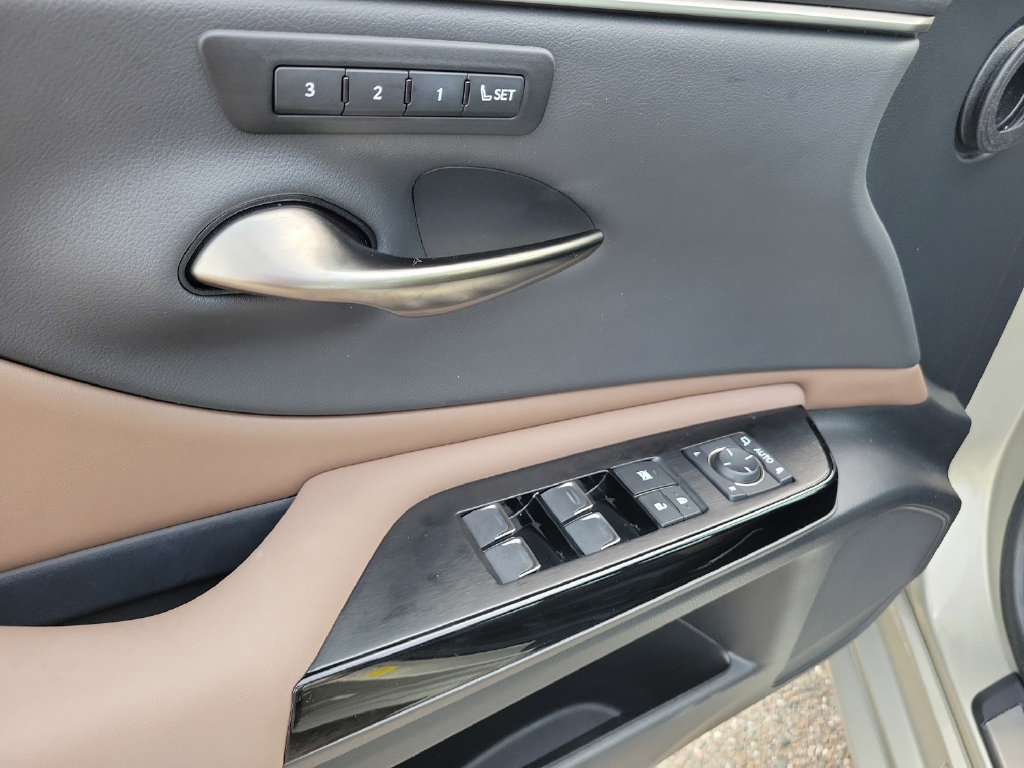 Used 2024 Lexus ES 350 w/ Premium Package FWD image 17