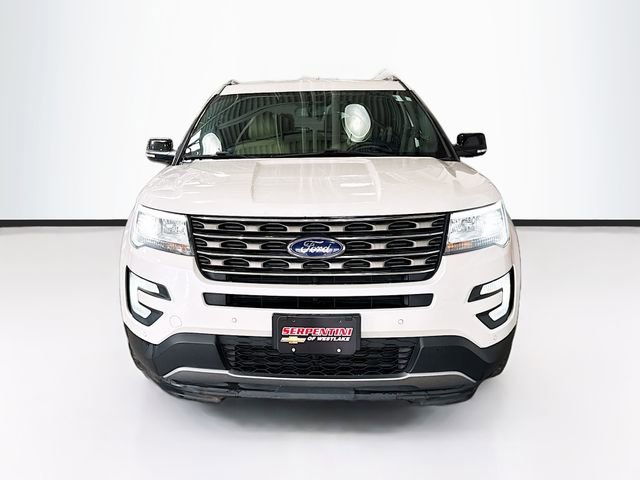 Used 2017 Ford Explorer XLT w/ Equipment Group 202A AWD/4WD image 4