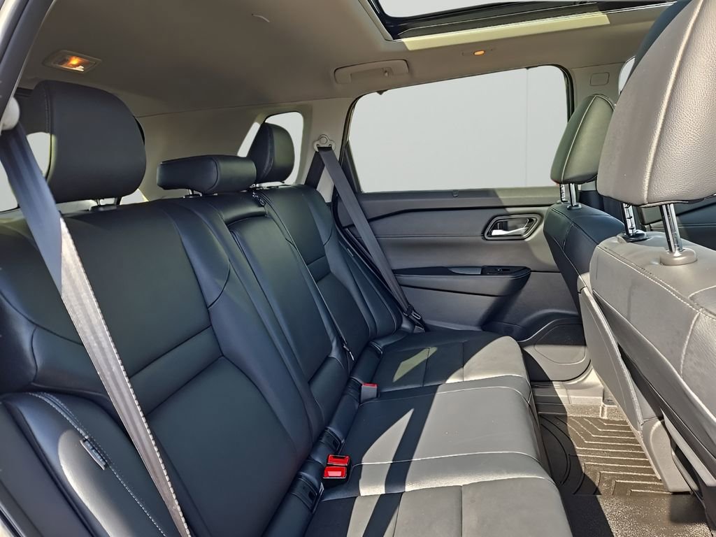 Used 2025 Nissan Rogue SL w/ SL Premium Package image 17