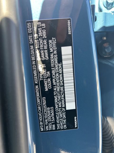 Used 2025 Volvo XC40 B5 Plus image 27