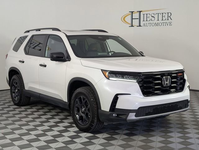 Used 2025 Honda Pilot TrailSport image 2