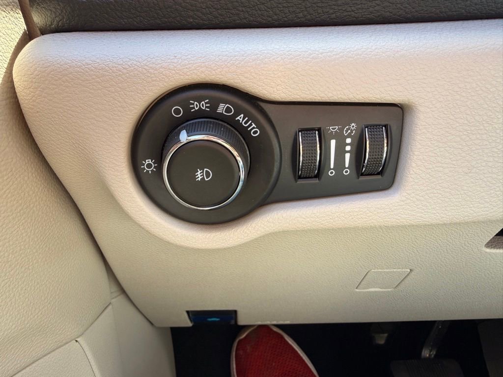 Used 2023 Chrysler Pacifica Touring-L FWD image 42