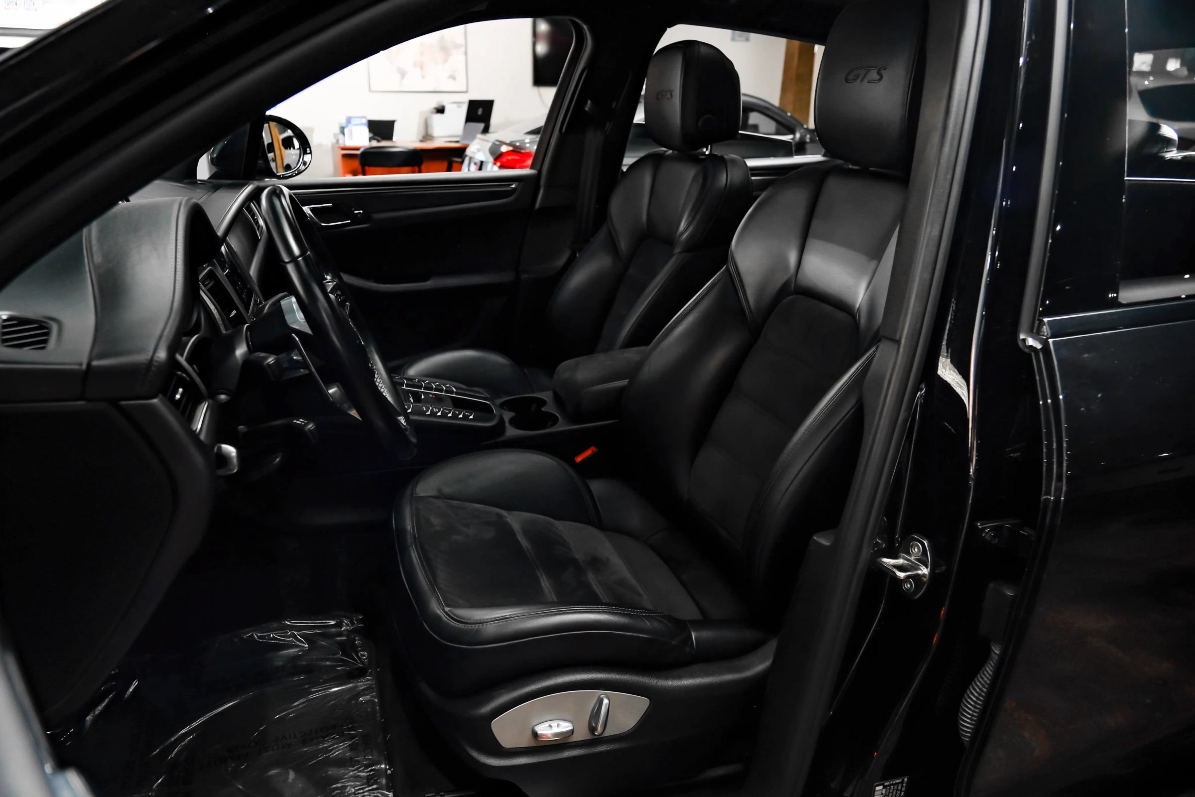 Used 2017 Porsche Macan GTS AWD/4WD image 43