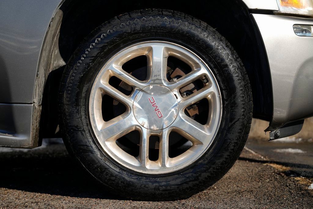 Used 2009 GMC Envoy Denali w/ Sun And 6-Disc Cd Package image 12