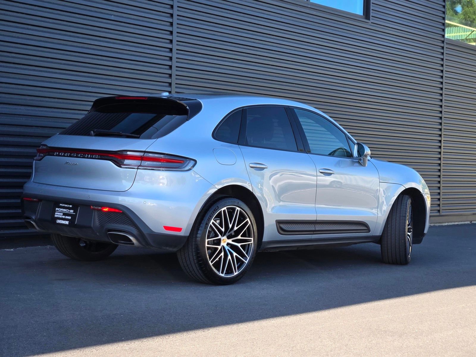 Certified 2025 Porsche Macan AWD/4WD image 7