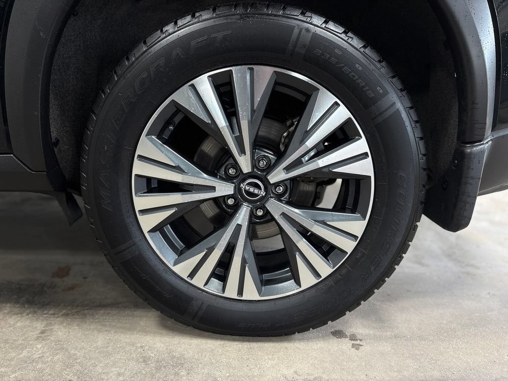 Used 2023 Nissan Rogue SV image 32