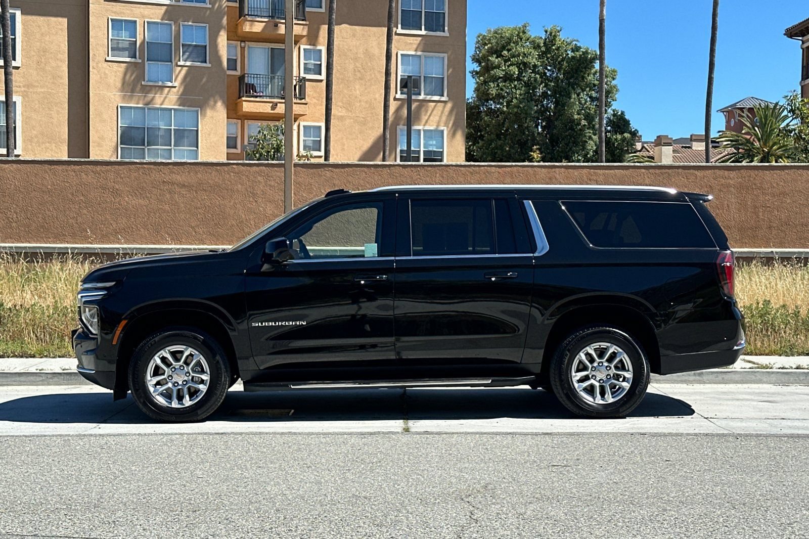 Used 2025 Chevrolet Suburban LT AWD/4WD image 7