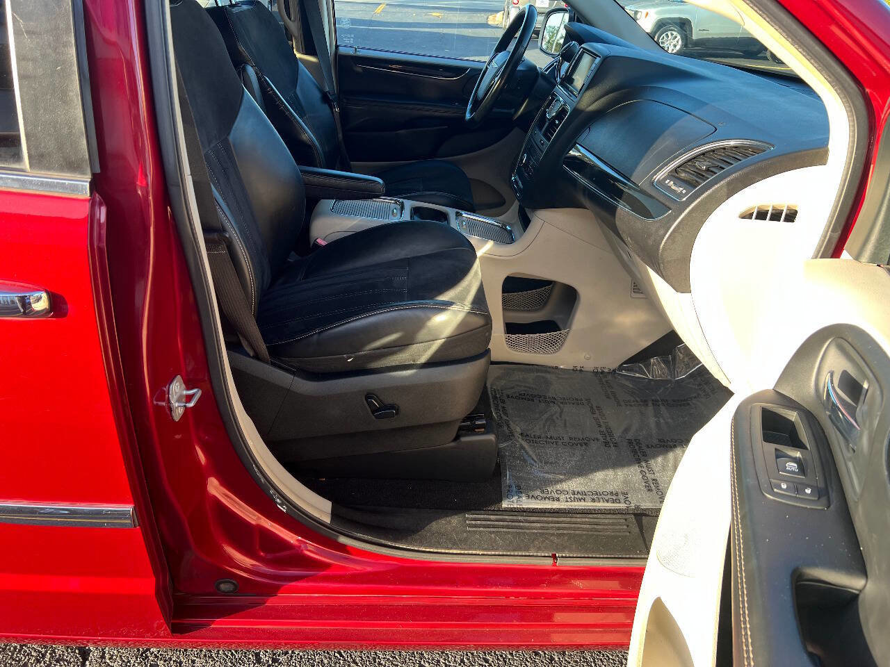 Used 2014 Chrysler Town & Country Touring-L image 33