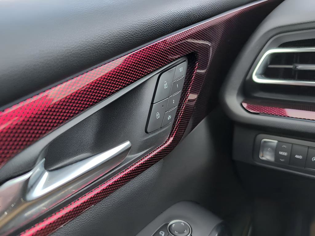 Used 2025 Chevrolet Traverse RS image 14