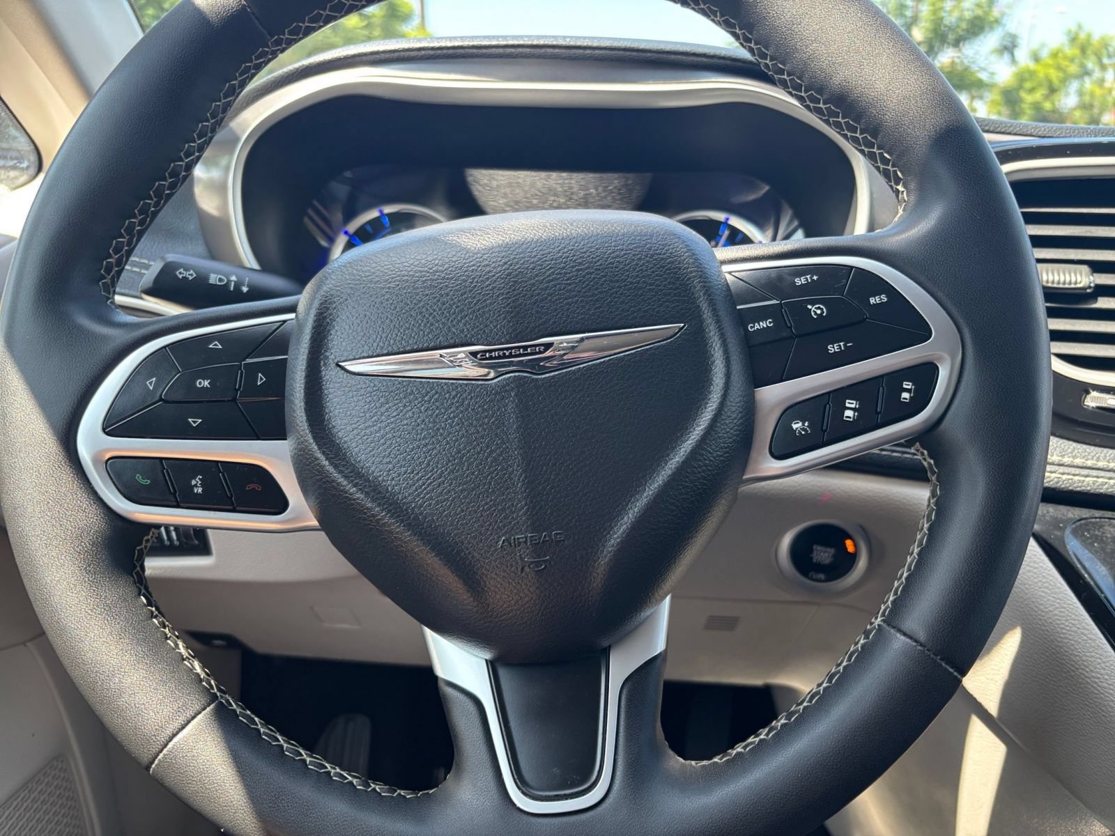 Used 2023 Chrysler Pacifica Touring-L FWD image 29