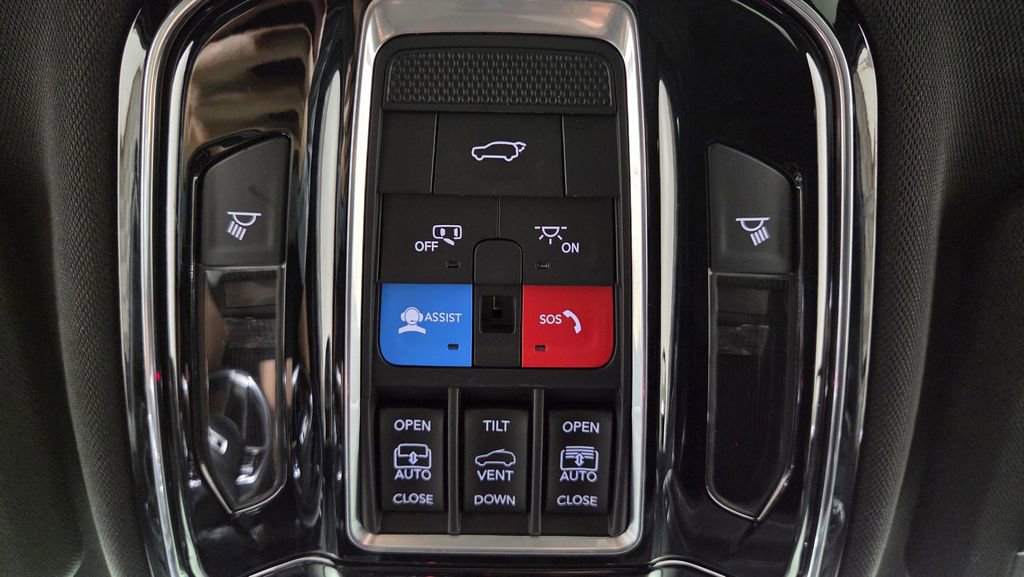 Used 2022 Jeep Grand Cherokee Overland w/ Luxury Tech Group IV image 32