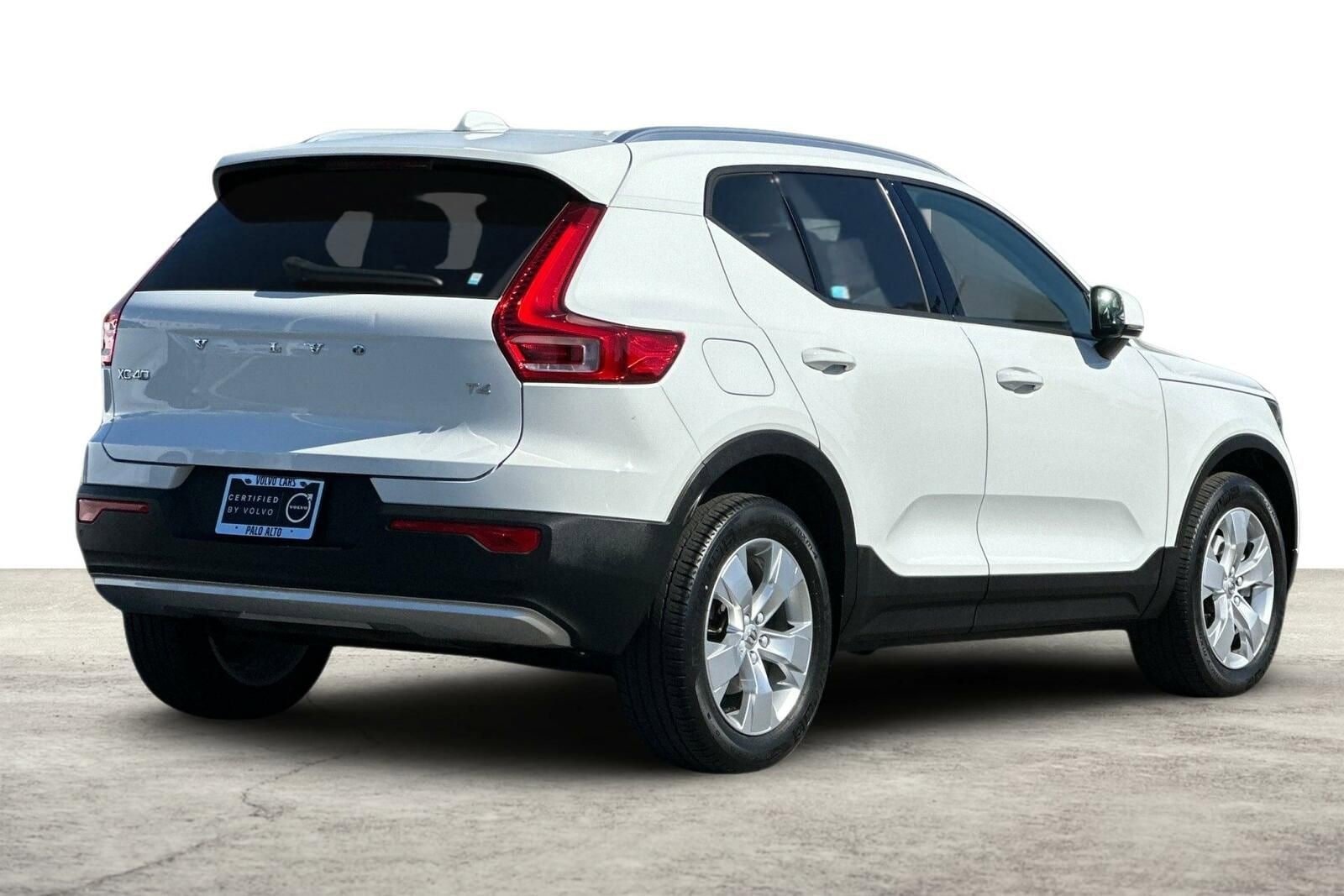 Used 2020 Volvo XC40 T4 Momentum FWD image 3