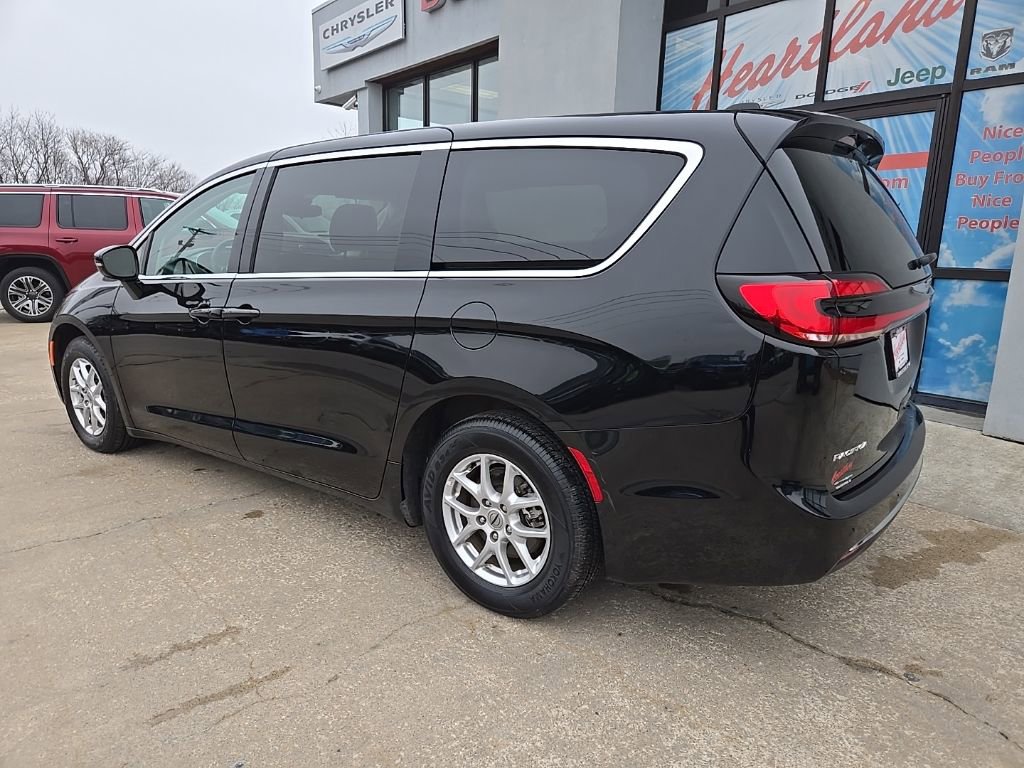 Used 2024 Chrysler Pacifica Touring-L image 6