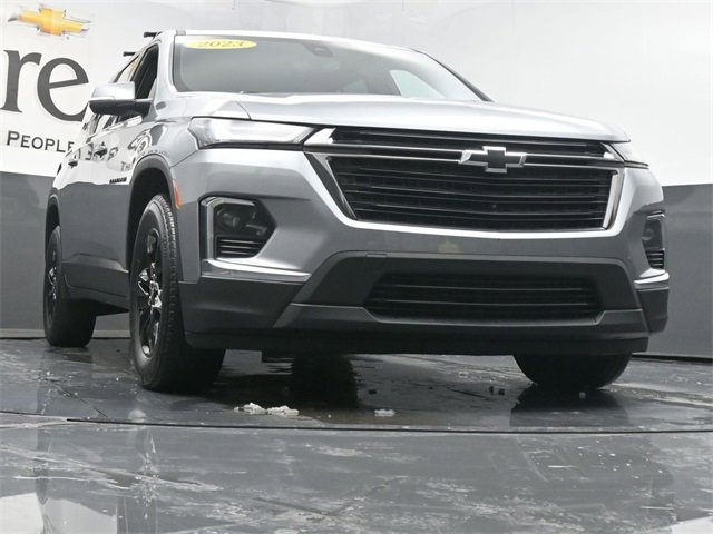Used 2023 Chevrolet Traverse LT image 3