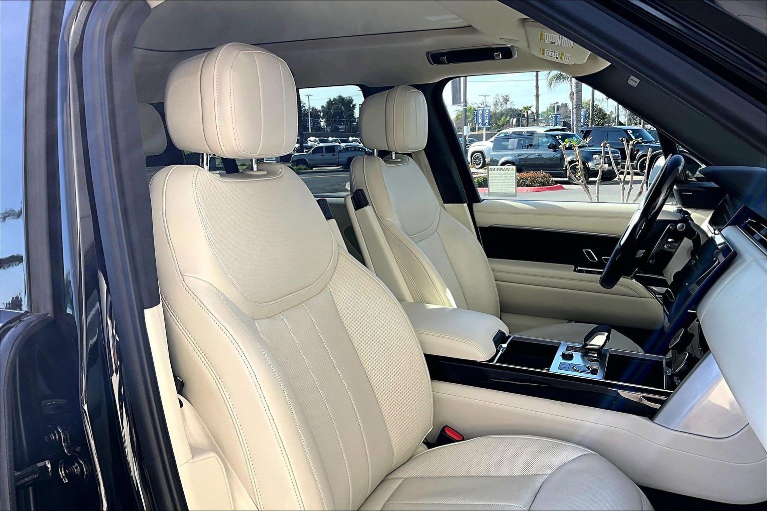 Used 2023 Land Rover Range Rover Long Wheelbase SE image 7