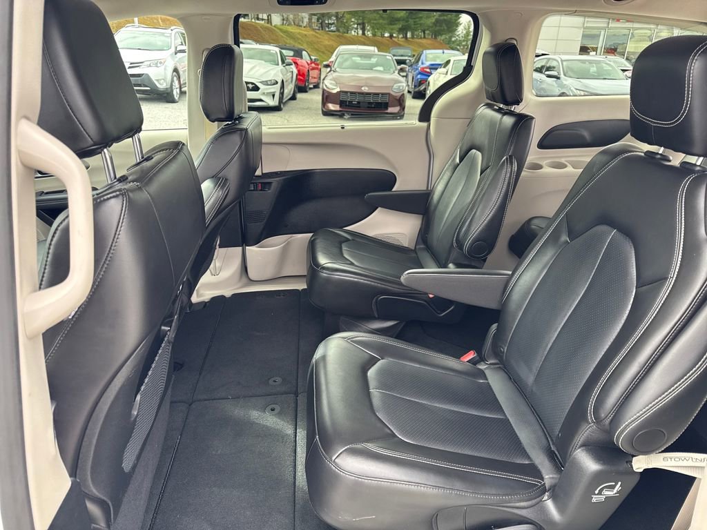 Used 2024 Chrysler Pacifica Touring-L FWD image 24