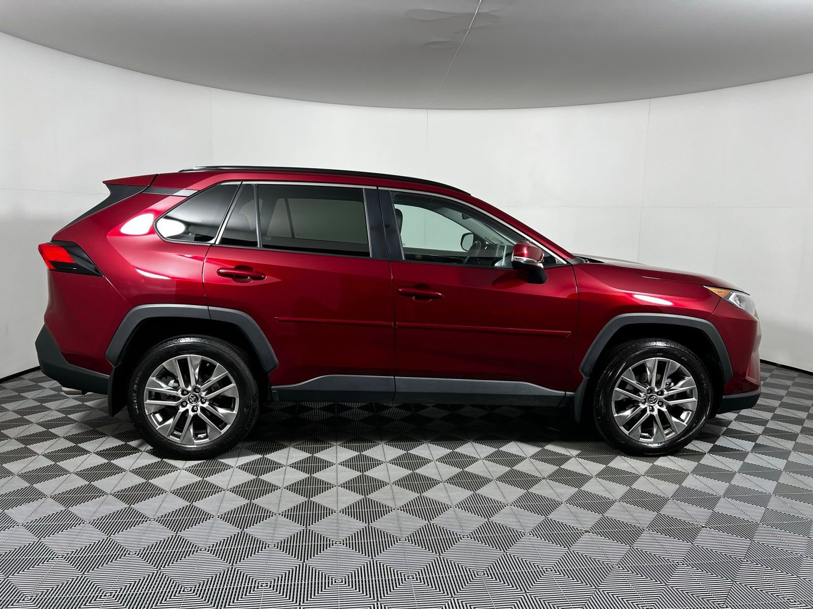 Used 2020 Toyota RAV4 XLE Premium image 4