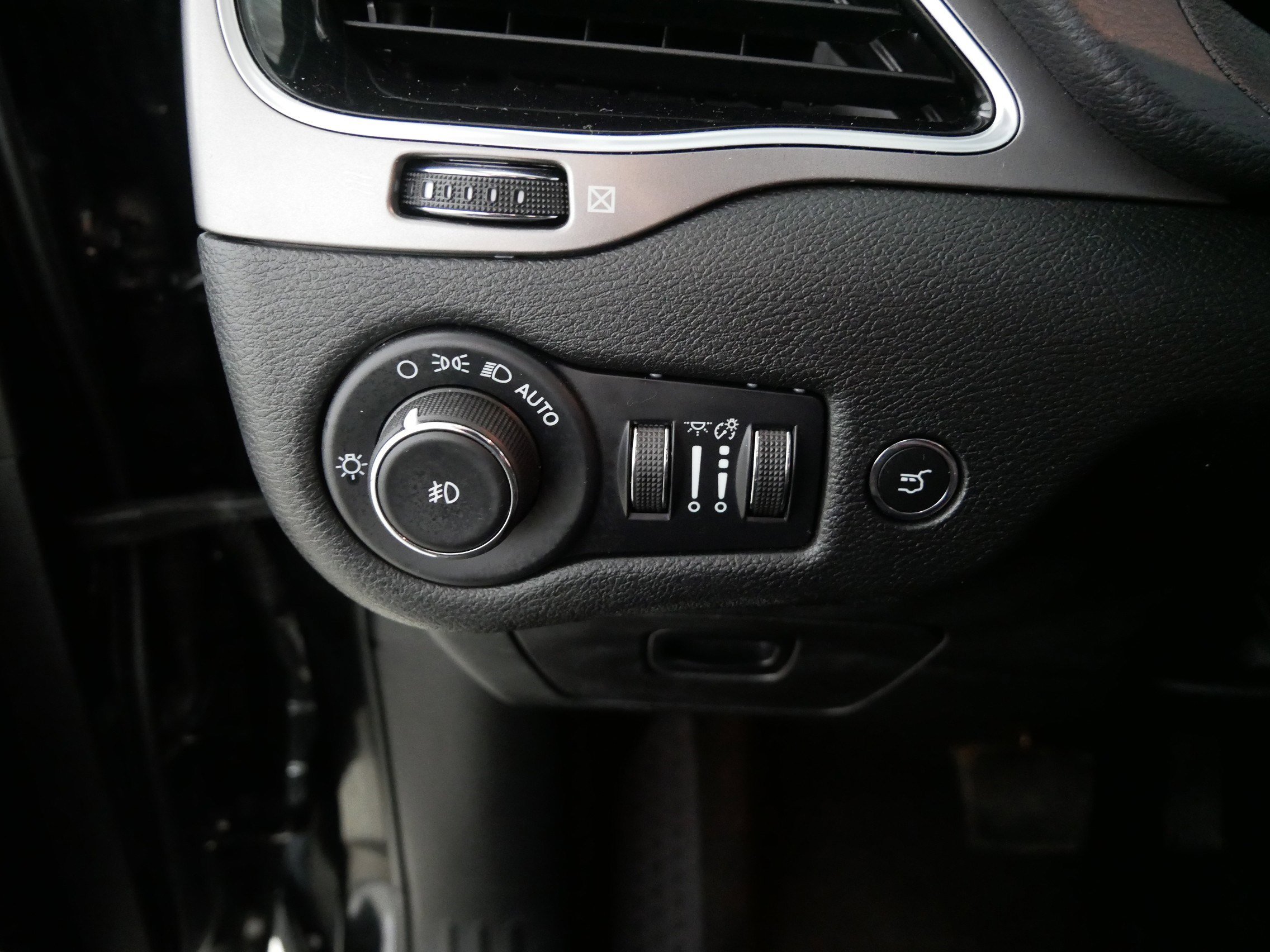 Used 2022 Jeep Cherokee Limited image 26