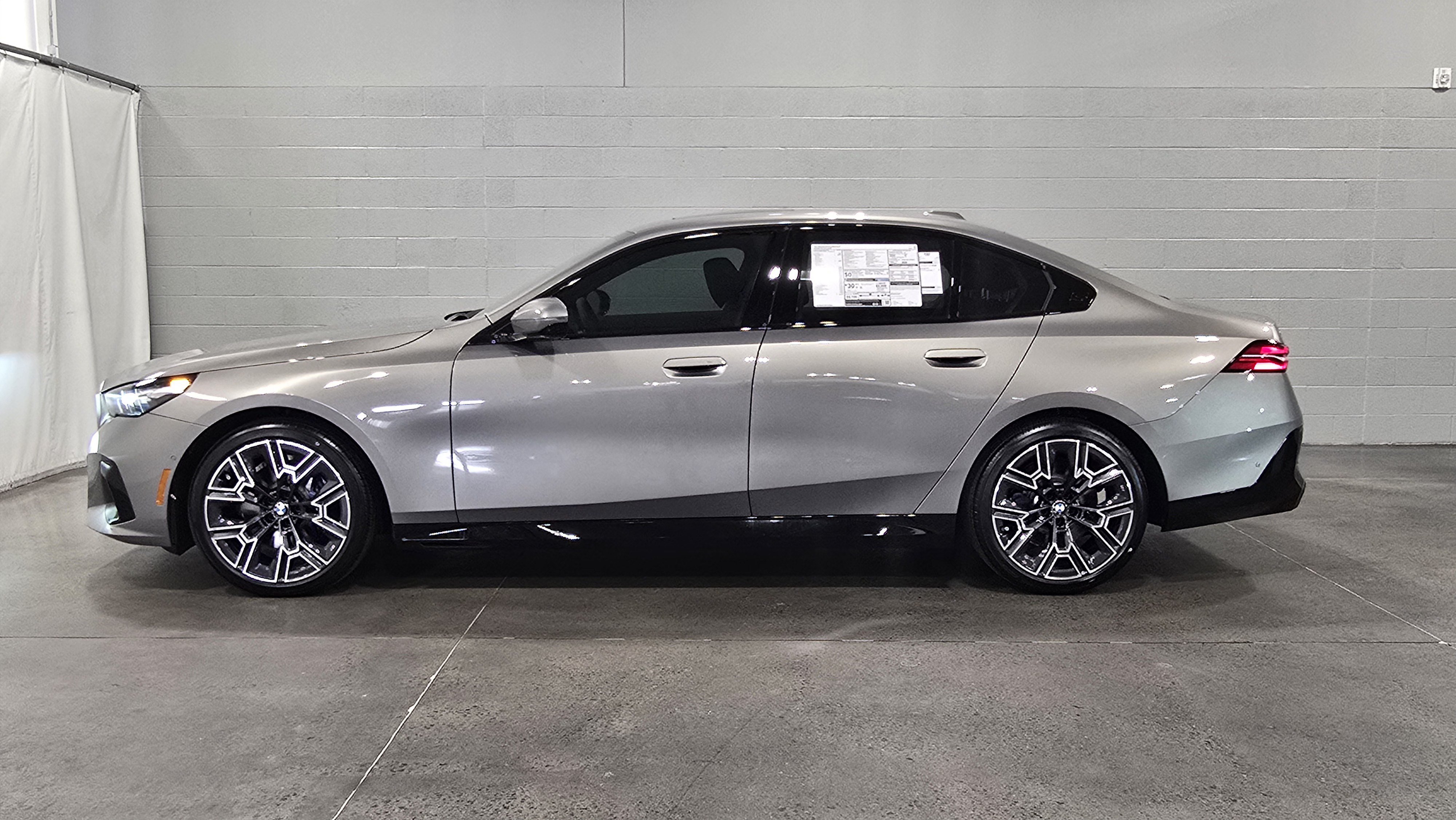 Used 2026 BMW 530i xDrive w/ M Sport Package AWD/4WD image 5