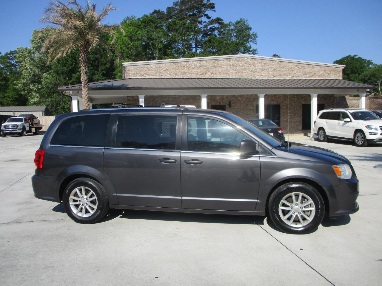 Used 2020 Dodge Grand Caravan SXT image 1