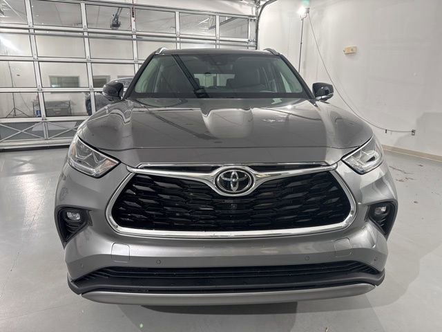 New 2026 Toyota Highlander Platinum image 3
