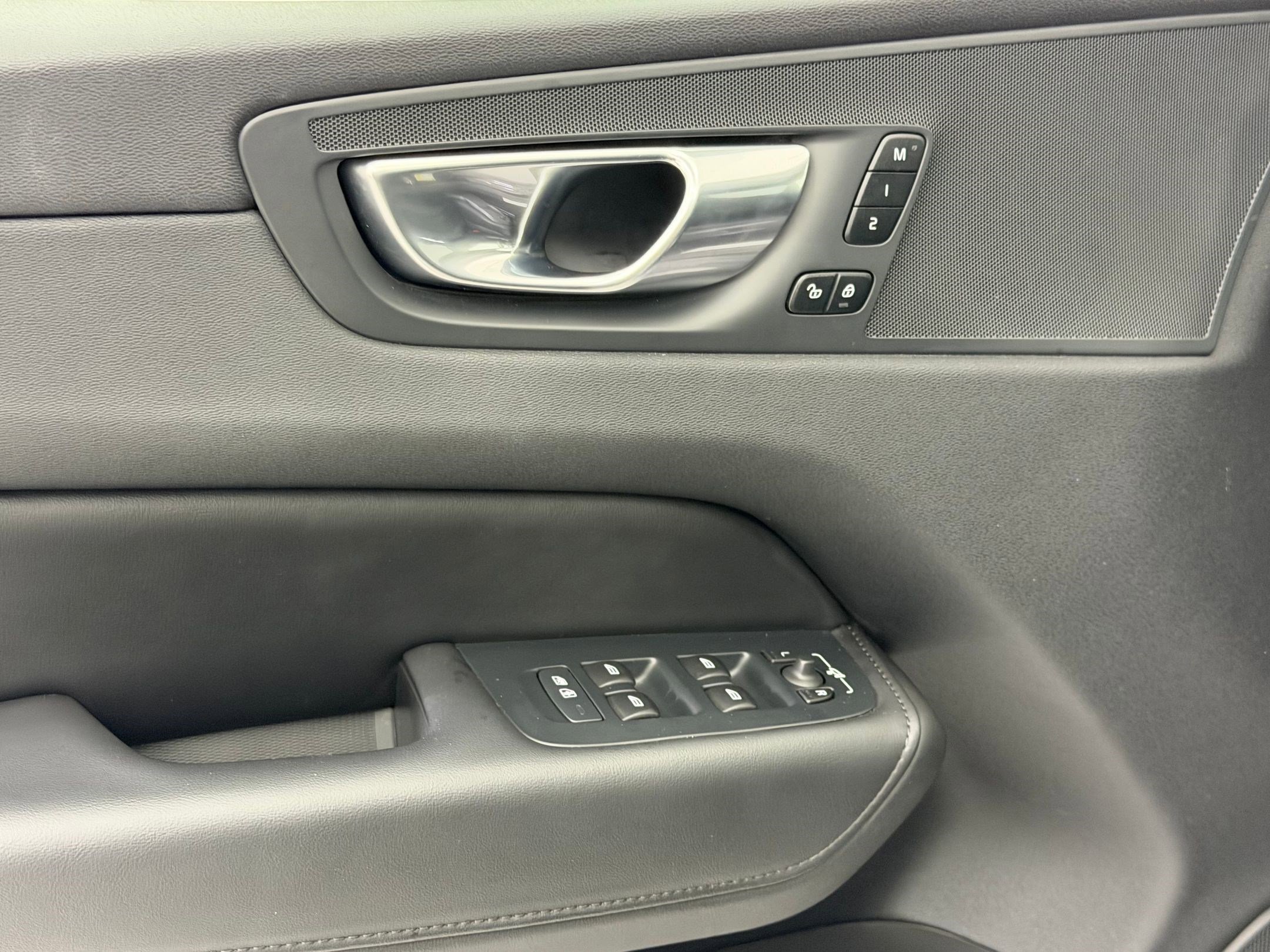 Used 2025 Volvo XC60 B5 Plus image 14