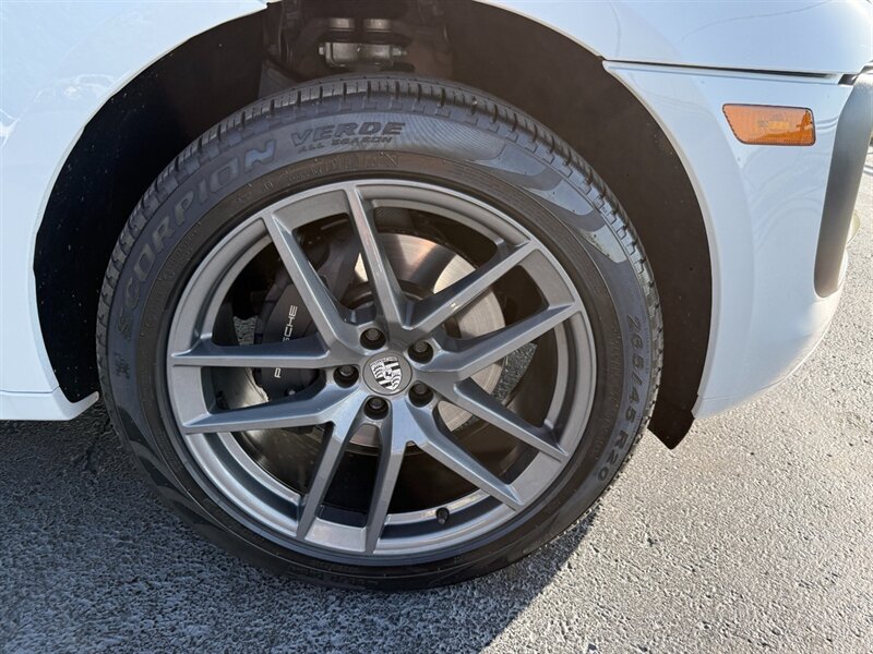 Used 2025 Porsche Macan Turbo AWD/4WD image 28