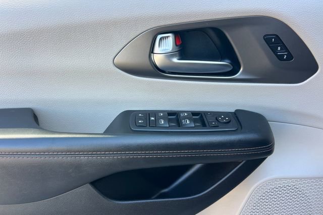 Used 2020 Chrysler Pacifica Touring-L image 11