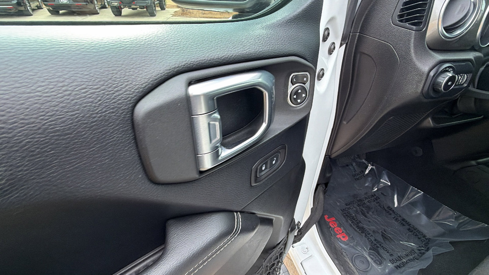 Used 2018 Jeep Wrangler Unlimited Sahara AWD/4WD image 14