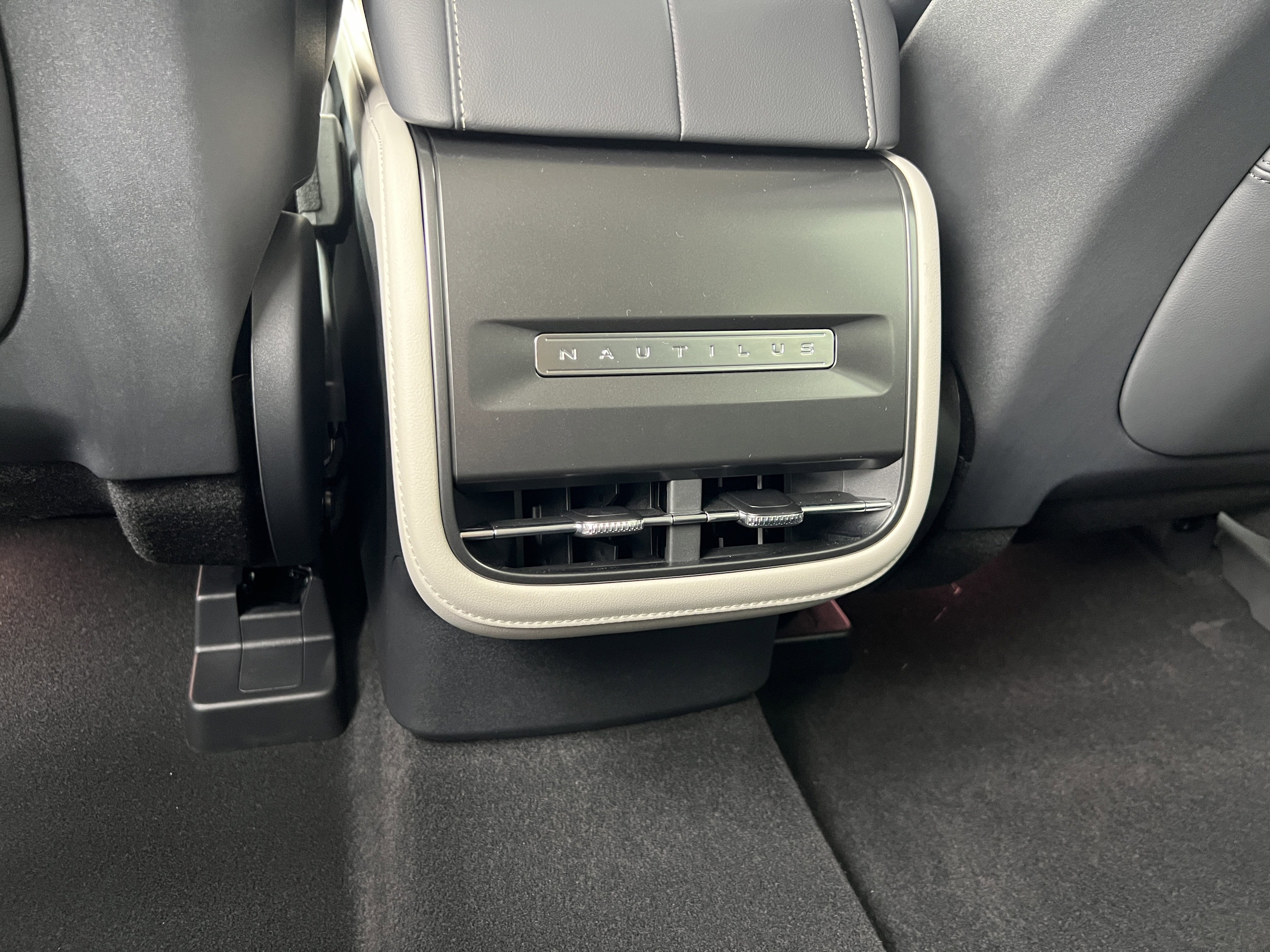 New 2025 Lincoln Nautilus Premier image 33